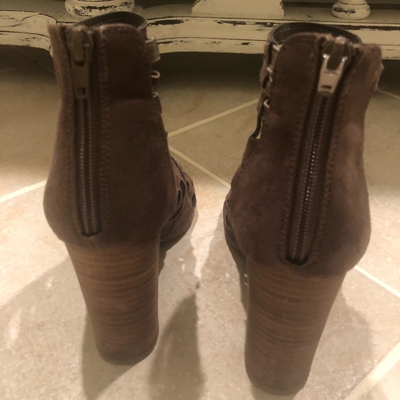 Carlos Brown Strappy  Heel! Like new condition. - Picture 3 of 5